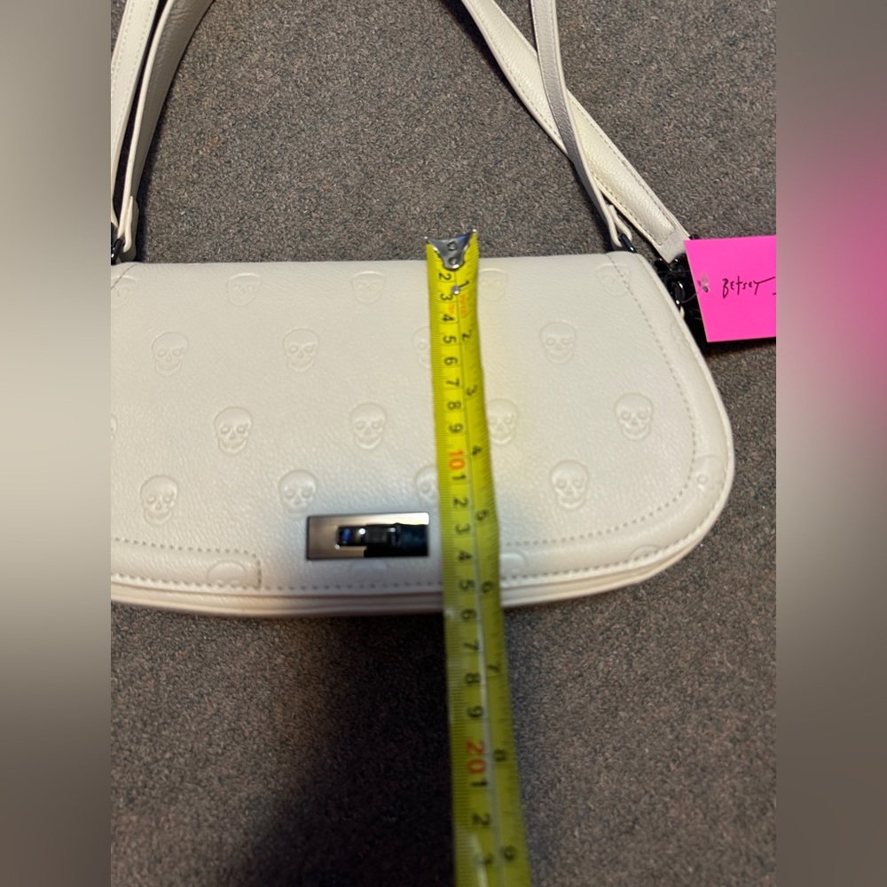Betsey Johnson Embossed Skull Crossbody Bag Handbag Dead XO Marci Chalk White - Picture 4 of 15